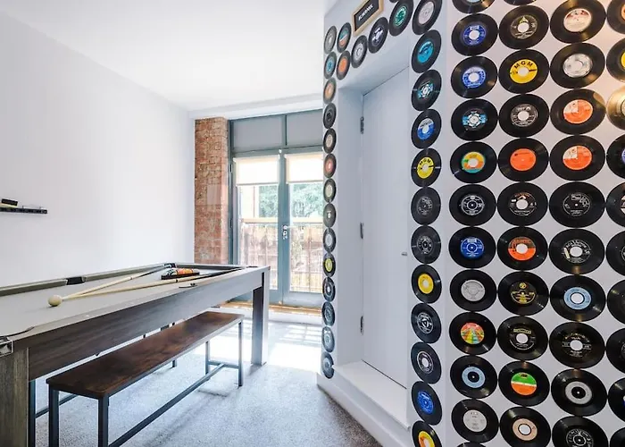 Stylish Apartment, Pool Table, Sleep 6, Central Location