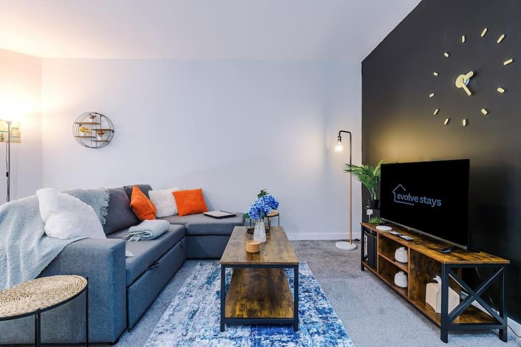 Stylish Apartment, Pool Table, Sleep 6, Location Apartment *