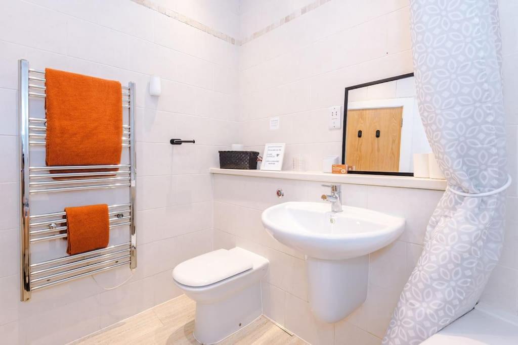 Stylish Apartment, Pool Table, Sleep 6, Location Apartment *