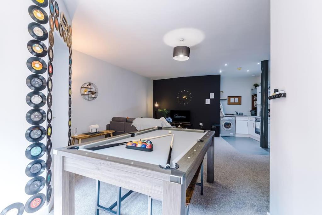 Stylish Apartment, Pool Table, Sleep 6, Location *