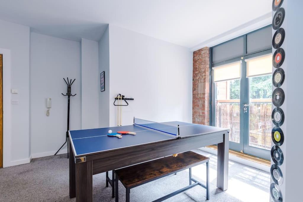 Stylish Apartment, Pool Table, Sleep 6, Location Liverpool