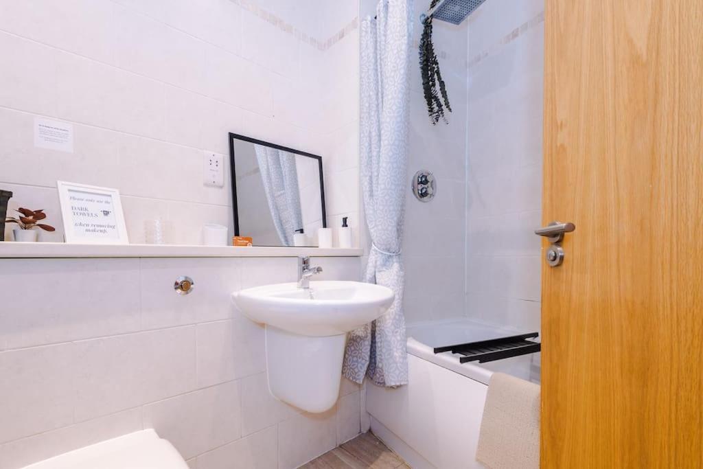 Stylish Apartment, Pool Table, Sleep 6, Location Apartment