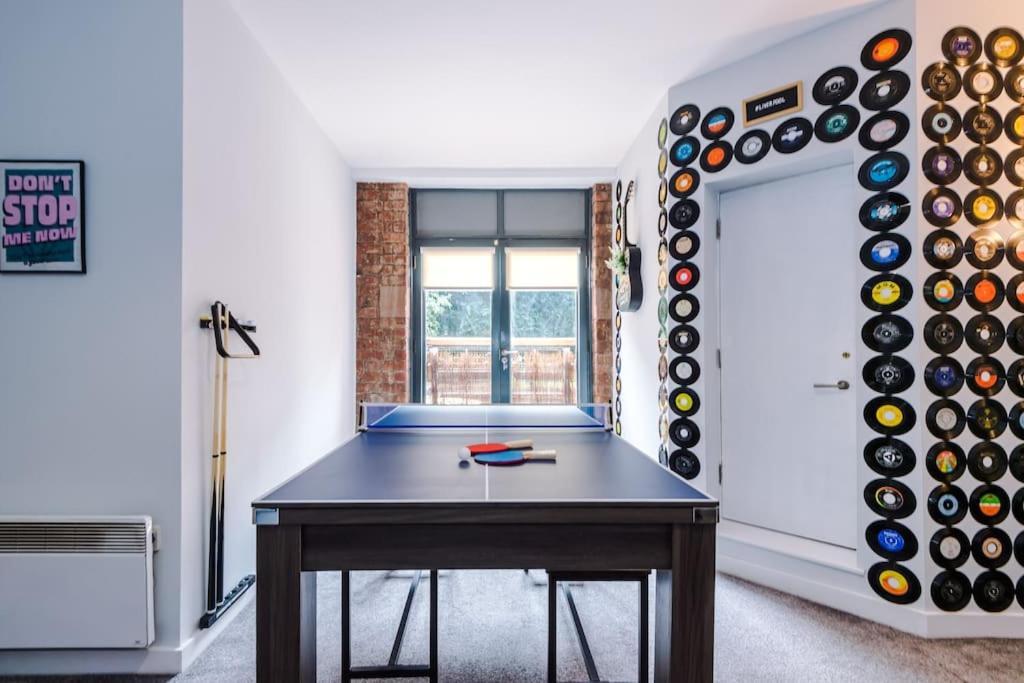 Apartment Stylish Apartment, Pool Table, Sleep 6, Location *