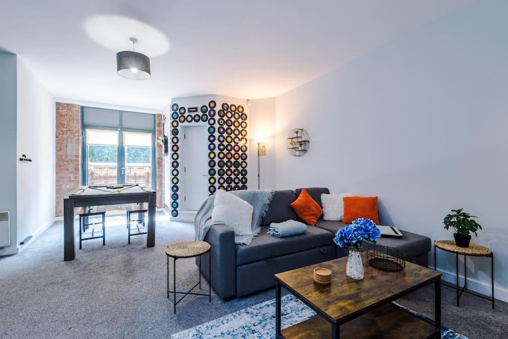 Stylish Apartment, Pool Table, Sleep 6, Location Apartment *