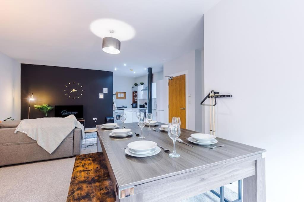 Stylish Apartment, Pool Table, Sleep 6, Location Apartment