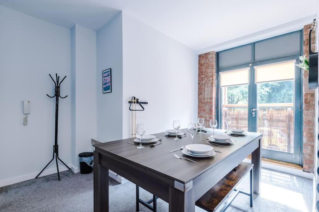 Stylish Apartment, Pool Table, Sleep 6, Location Apartment Liverpool