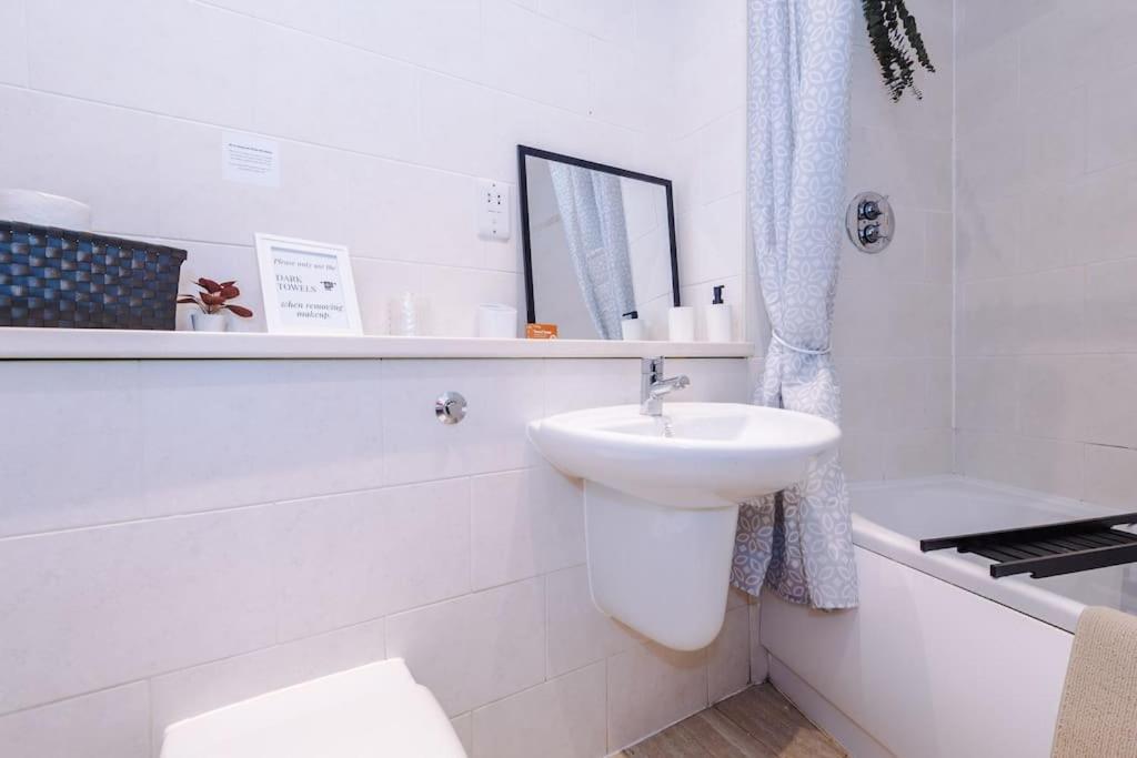 Stylish Apartment, Pool Table, Sleep 6, Location * Liverpool