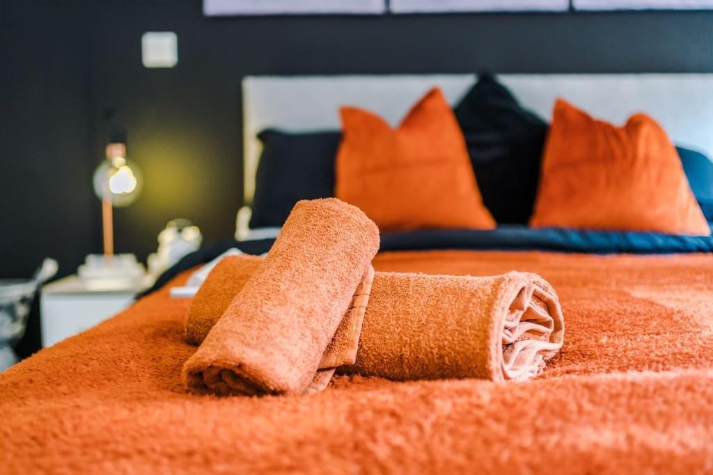 Apartment Stylish Apartment, Pool Table, Sleep 6, Location *