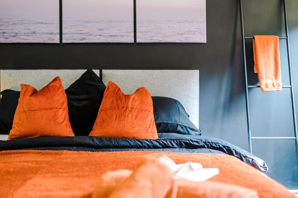 Stylish Apartment, Pool Table, Sleep 6, Location Liverpool