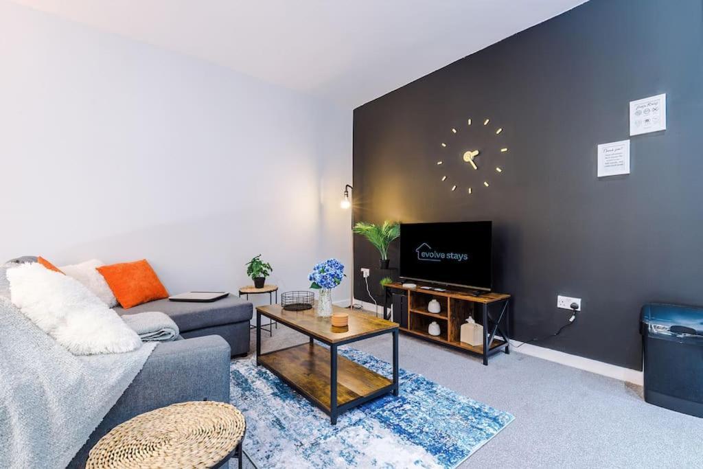 Stylish Apartment, Pool Table, Sleep 6, Location *