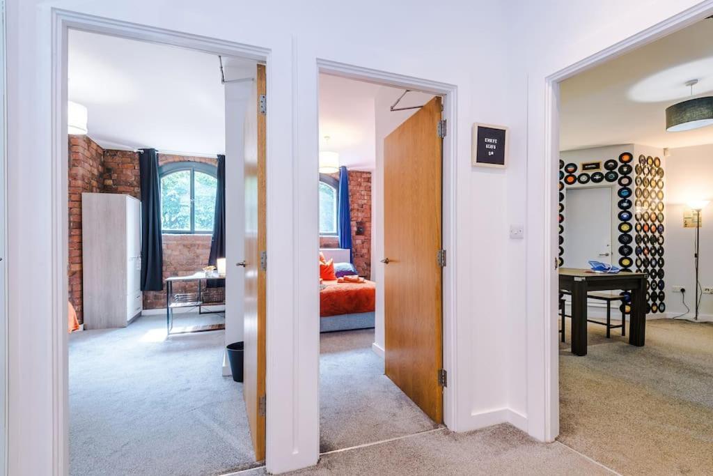 Apartment Stylish Apartment, Pool Table, Sleep 6, Location