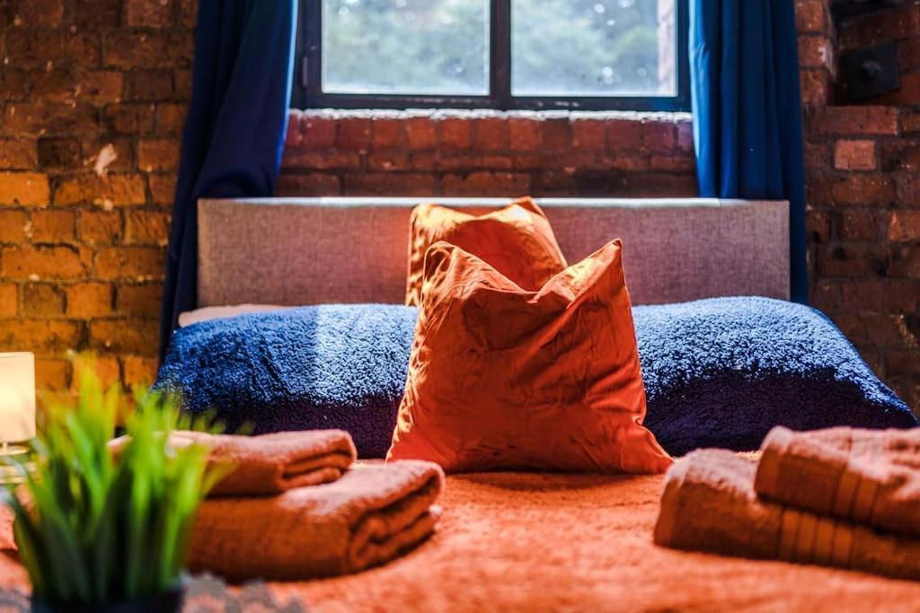 Stylish Apartment, Pool Table, Sleep 6, Location Liverpool