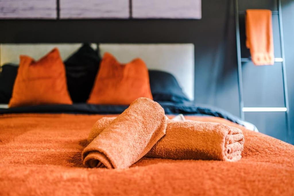 Stylish Apartment, Pool Table, Sleep 6, Location * Liverpool